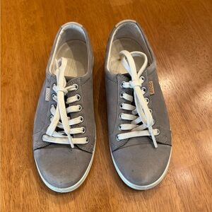 Ecco women’s Gray Sneakers Classic Low-Top Design. Gray leather. Size 5.